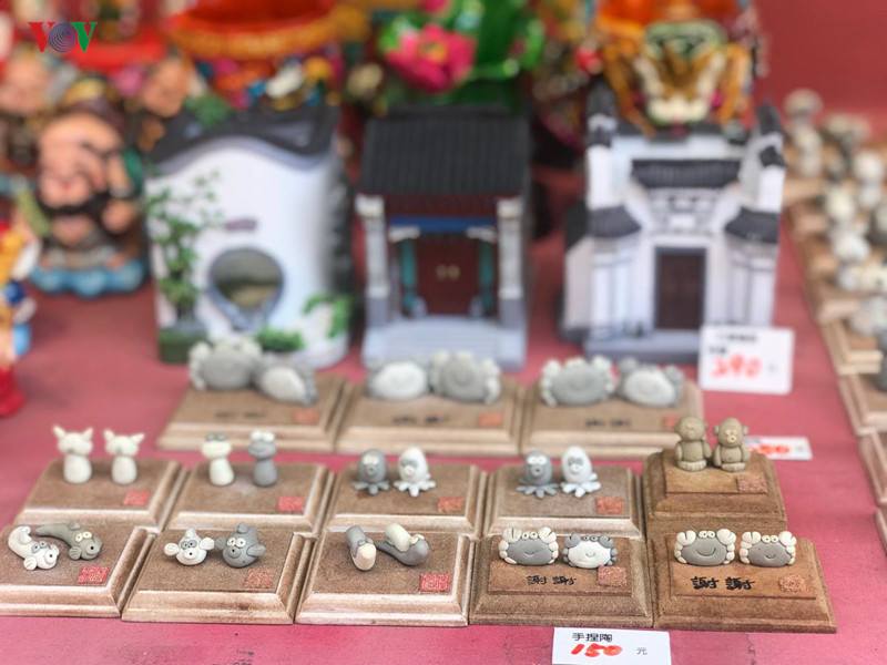 Du khách dễ dàng bắt gặp những món đồ xinh xắn, đáng yêu khi dạo dọc phố Đạm Thuỷ. Du khách dễ dàng bắt gặp những món đồ xinh xắn, đáng yêu khi dạo dọc phố Đạm Thuỷ.