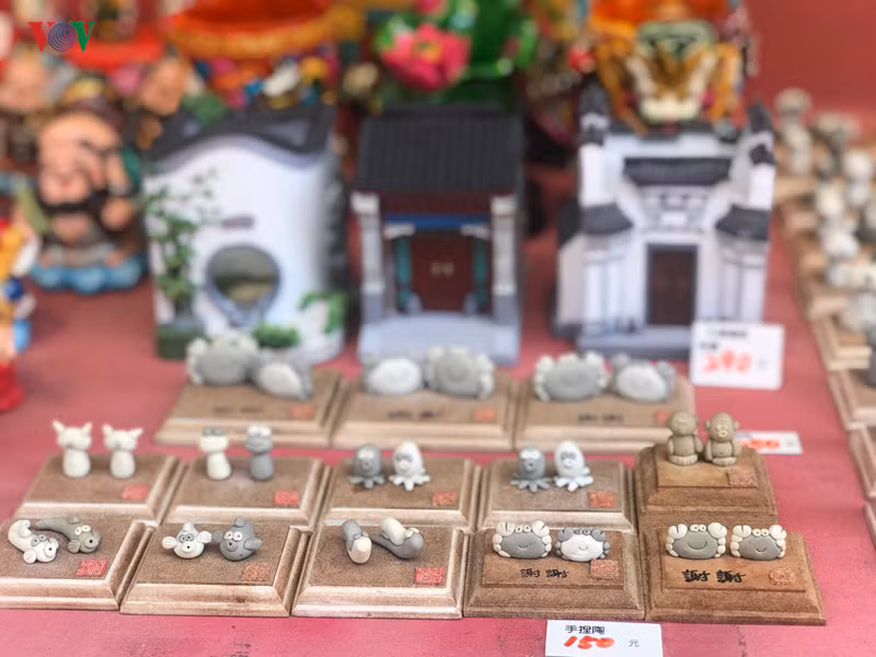Du khách dễ dàng bắt gặp những món đồ xinh xắn, đáng yêu khi dạo dọc phố Đạm Thuỷ.