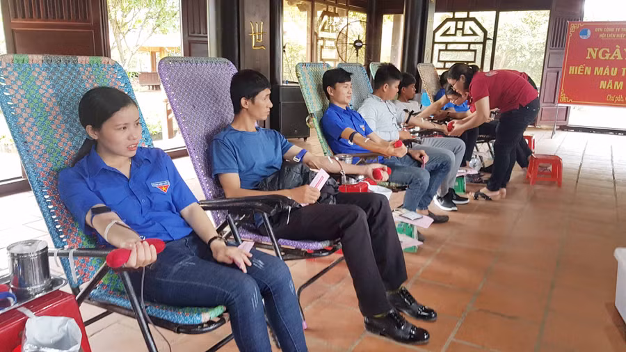 Các bạn đoàn viên thanh niên tích cực tham gia ngày hội hiến máu nhân đạo. Ảnh: Hà Đức Thành