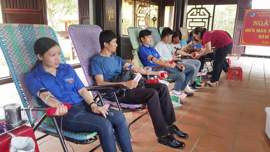 Các bạn đoàn viên thanh niên tích cực tham gia ngày hội hiến máu nhân đạo. Ảnh: Hà Đức Thành