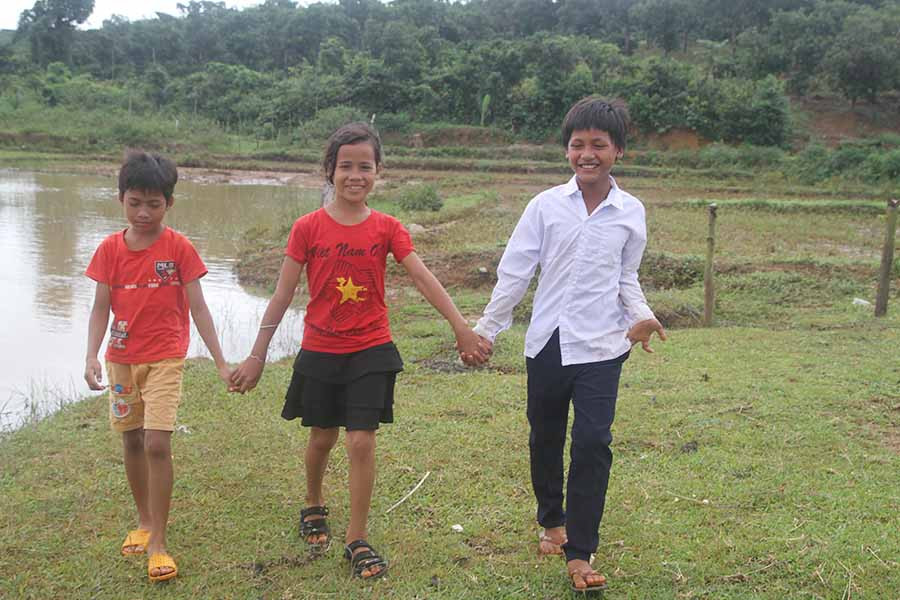 Từ phải sang: các em Rơ Mah Thứ, Kpuih Túy và Rơ Lan Khang. Ảnh: L.V.N 
