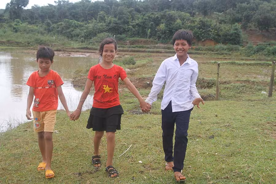 Từ phải sang: các em Rơ Mah Thứ, Kpuih Túy và Rơ Lan Khang. Ảnh: L.V.N 
