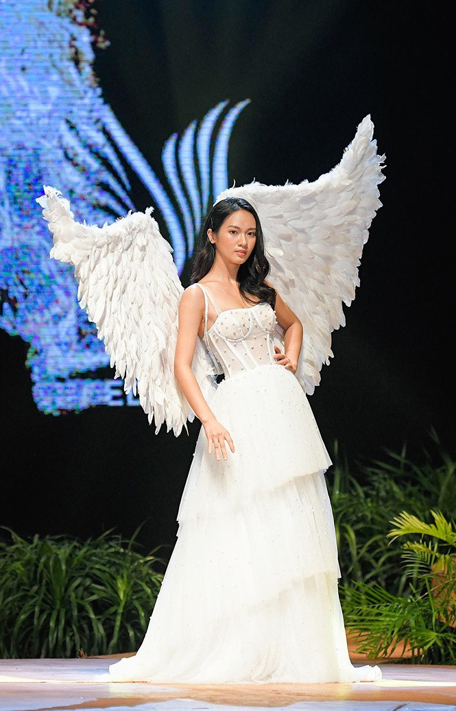  Các người mẫu trình diễn những mẫu váy cưới cầu kỳ và đẹp mắt trong khuôn khổ của chương trình.