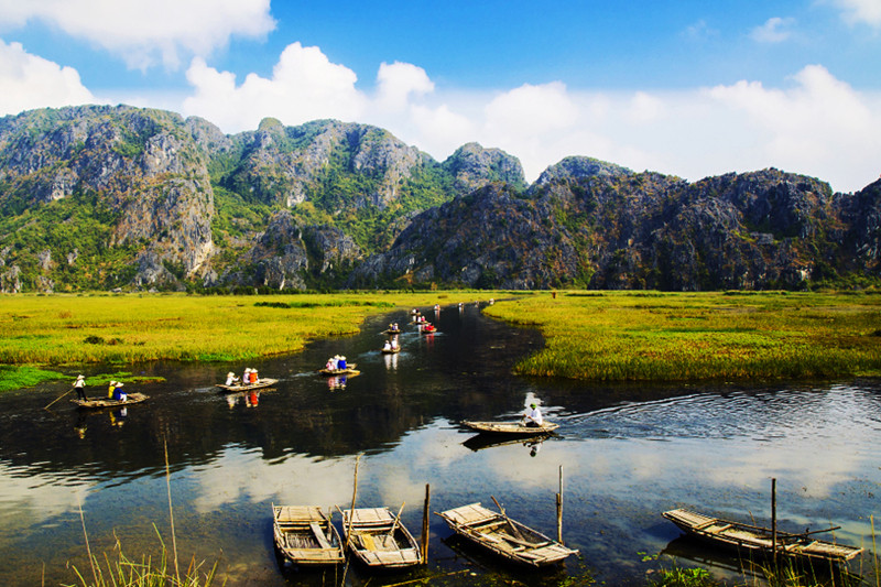Đầm Vân Long là khu du lịch sinh thái non nước hữu tình, mây trời thơ mộng nổi tiếng không kém danh thắng Tam Cốc – Bích Động. Đầm có diện tích 3000ha, là khu bảo tồn thiên nhiên đất ngập nước lớn nhất đồng bằng Bắc Bộ.  Đầm Vân Long là khu du lịch sinh thái non nước hữu tình, mây trời thơ mộng nổi tiếng không kém danh thắng Tam Cốc – Bích Động. Đầm có diện tích 3000ha, là khu bảo tồn thiên nhiên đất ngập nước lớn nhất đồng bằng Bắc Bộ.