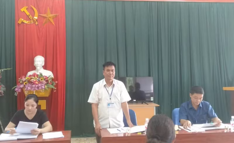 Ông Hoàng Văn Địa (áo trắng) được bầu làm chủ tịch xã hơn chục năm nay