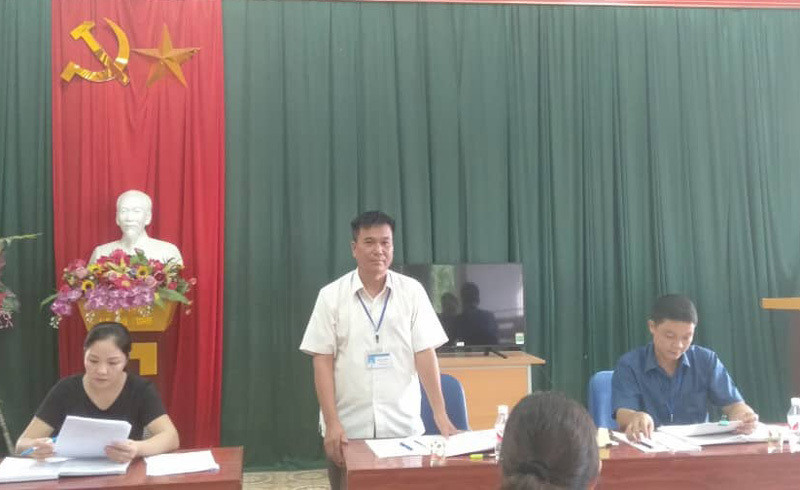 Ông Hoàng Văn Địa (áo trắng) được bầu làm chủ tịch xã hơn chục năm nay