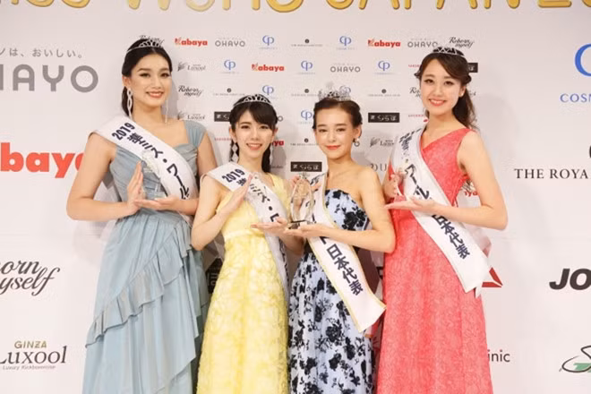 Trong đêm thi quyết định diễn ra tối 27.8, Marika Sera (thứ hai từ phải sang) đến từ tỉnh Kanagawa đã xuất sắc vượt qua gần 30 ứng viên sáng giá để giành lấy chiếc vương miện quyền lực và có cơ hội đại diện nhan sắc xứ sở hoa anh đào tham dự Hoa hậu Thế giới năm nay - ẢNH: CHỤP MÀN HÌNH SANKEI