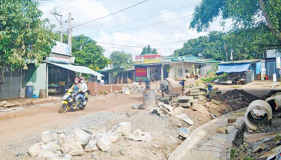  Xây dựng đường ở xã Ia Krai (huyện Ia Grai). Ảnh: H.C