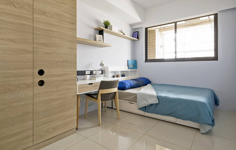 Bức tường màu xanh nhạt tiếp tục được duy trì trong phòng trẻ em. Bức tường màu xanh nhạt tiếp tục được duy trì trong phòng trẻ em.