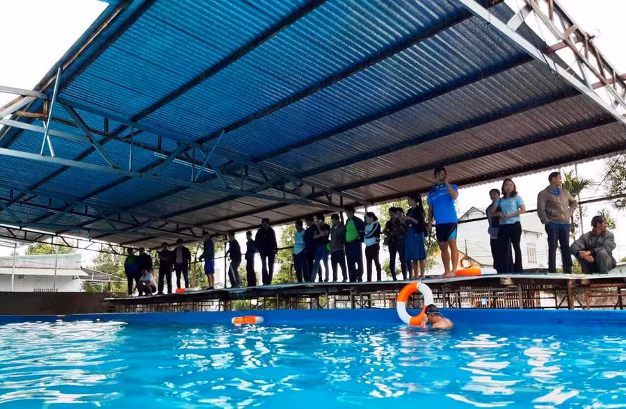 Tập huấn dạy bơi an toàn cho giáo viên. Ảnh: Mỹ Đức