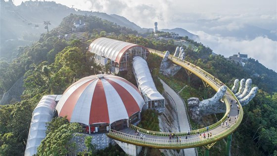  Cầu Vàng đã trở thành biểu tượng mới của du lịch Đà Nẵng, thậm chí của Việt Nam. Bởi cho đến giờ, sau hơn 1 năm ra mắt, cây cầu vẫn là 