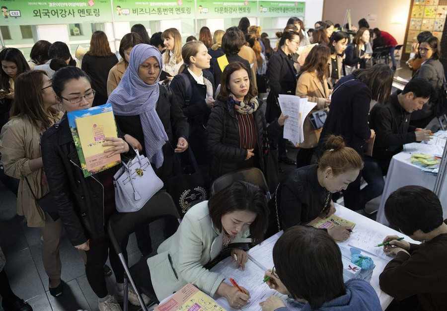 Các cô dâu ngoại quốc đang dự một hội chợ việc làm ở Seoul ngày 5/4. Ảnh: Yonhap.