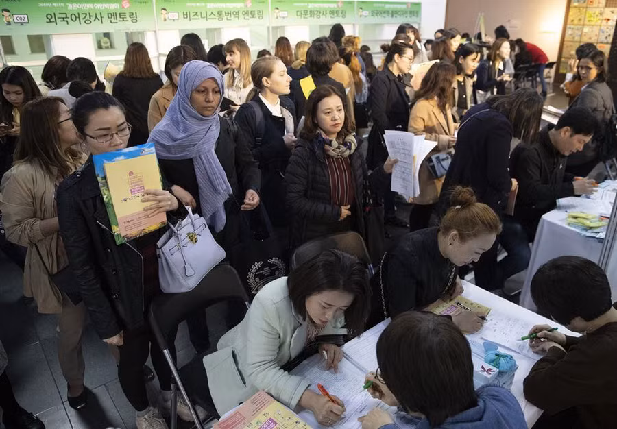 Các cô dâu ngoại quốc đang dự một hội chợ việc làm ở Seoul ngày 5/4. Ảnh: Yonhap.