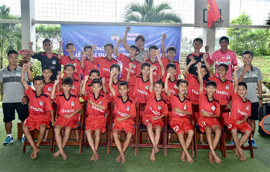 Các học viên và Ban huấn luyện lớp năng khiếu khóa 5 Câu lạc bộ HA.GL. 