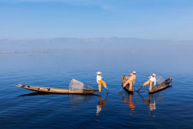 Hồ Inle nằm ở phía đông nam Myanmar là hồ lớn thứ hai tại đất nước này. Các hoạt động được du khách ưa thích là đi mô tô nước, câu cá cùng người dân địa phương hay chèo thuyền.