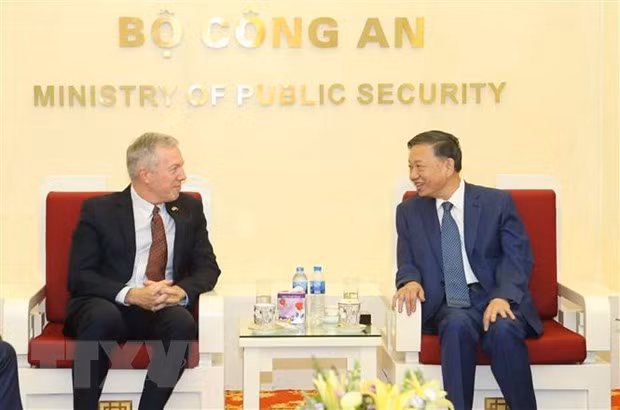 Đại tướng Tô Lâm, Bộ trưởng Bộ Công an tiếp ngài Ted Osius, Phó Chủ tịch Chính sách công và Quan hệ Chính phủ của Google tại châu Á-Thái Bình Dương. (Ảnh: Doãn Tấn/TTXVN)