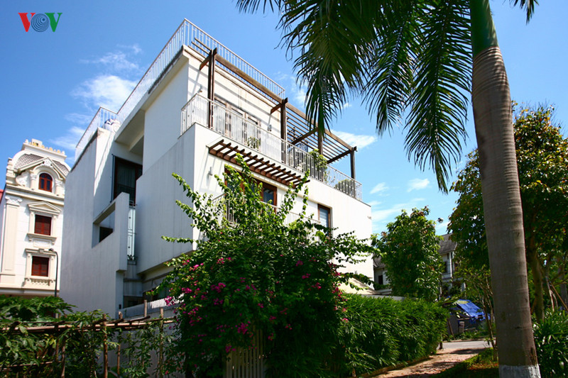 Mặc dù sân vườn không lớn song ngôi nhà vẫn rợp bóng cây xanh.