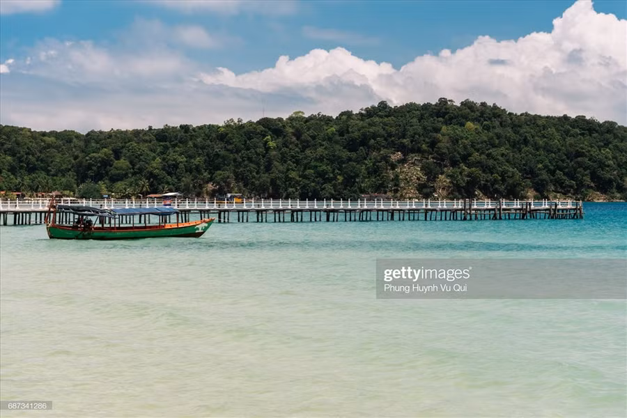  Đảo Koh Rong Samloem có rất nhiều hoạt động hấp dẫn như lặn bình khí, chèo thuyền, câu cá, lặn ống thở,... Ngoài ra, những du khách đam mê khám thiên nhiên, có thể tham gia tour đi bộ hay đạp xe đường rừng. Ảnh: Getty Images