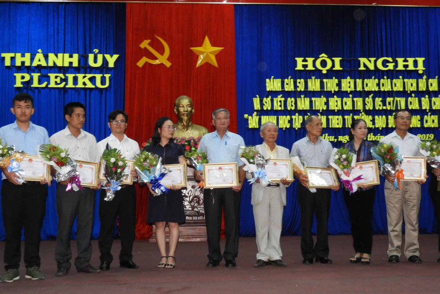 TP. Pleiku tặng Giấy khen cho tập thể và cá nhân có thành tích xuất sắc về học tập và làm theo tư tưởng, đạo đức, phong cách Hồ Chí Minh. Ảnh: Thanh Nhật