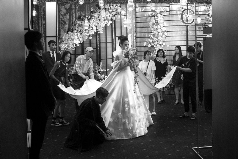 Phần lót của váy mà Trần Hùng sử dụng là taffeta 100% silk cũng là một chất liệu cao cấp khác, và phần thân trên được làm từ organza 100% silk cùng tulle cao cấp của Ý. Phần lót của váy mà Trần Hùng sử dụng là taffeta 100% silk cũng là một chất liệu cao cấp khác, và phần thân trên được làm từ organza 100% silk cùng tulle cao cấp của Ý.