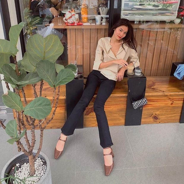 Kim Dung không phô khoảng hở vẫn khoe trọn đôi chân dài miên man nhờ diện quần ống vẩy, ôm trên xòe dưới. Cô nàng phối quần cùng giày có quai, mix với áo blouse màu sắc đối lập, in đậm style tối giản.