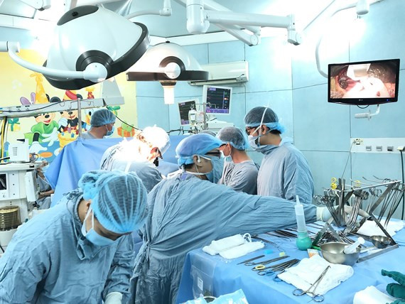 Các bác sĩ đang tiến hành ghép gan cho bệnh nhân Các bác sĩ đang tiến hành ghép gan cho bệnh nhân