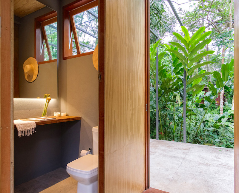 Phòng tắm đặt riêng ngay cuối nhà. Phòng tắm đặt riêng ngay cuối nhà.