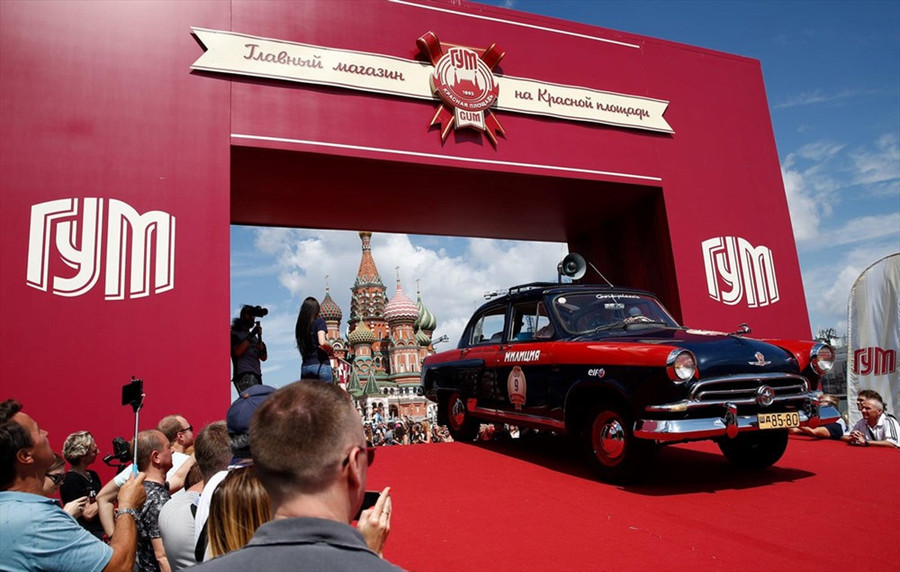 Cuộc diễu hành bắt đầu khi đồng hồ tháp Spasskaya báo hiệu và 120 chiếc xe đi qua tuyến đường. Mục tiêu chính dành cho những chiếc xe cổ là duy trì tốc độ cần thiết và đạt đến các điểm kiểm soát đúng thời gian.