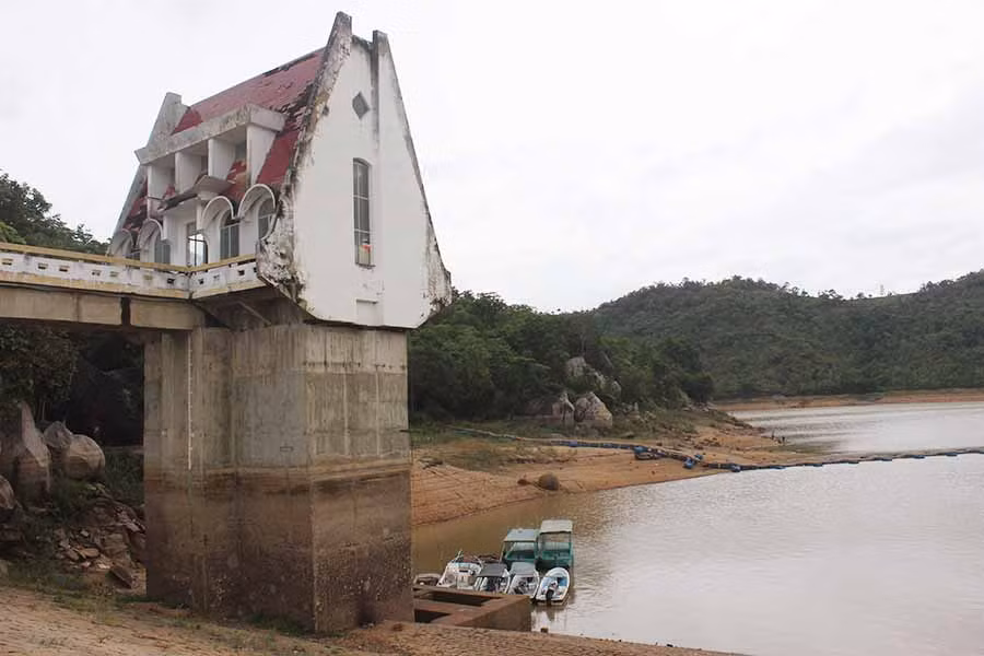 Mực nước Hồ chứa nước Ayun hạ còn rất thấp. Ảnh: Nguyễn Diệp