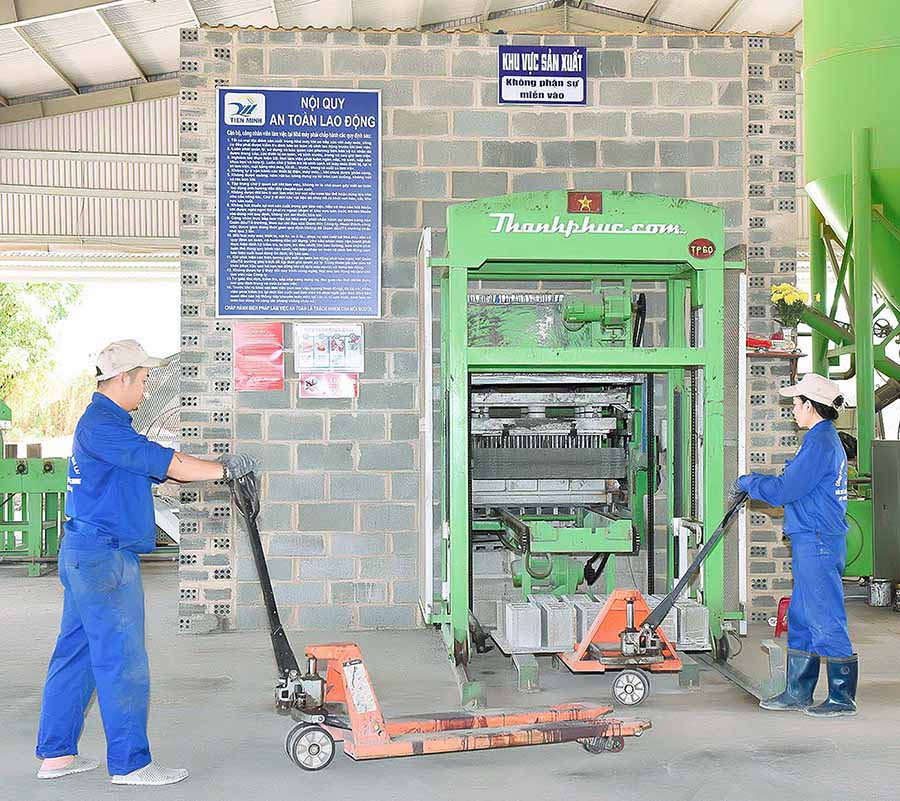  Công nhân làm việc tại Nhà máy Gạch không nung Tiến Minh Gia Lai (TP. Pleiku). Ảnh: Đ.T