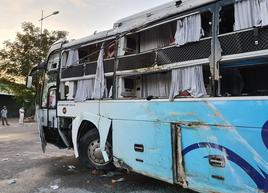  Các cửa kính bị xé toạc, vỡ nát