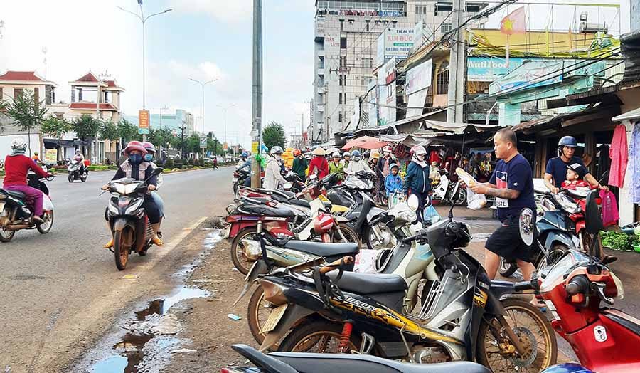Tại chợ Chư Sê, khu vực mà người dân buôn bán sát lòng đường trước đây, giờ trở thành nơi để xe máy, xe đạp của người đi chợ. Ảnh: M.N