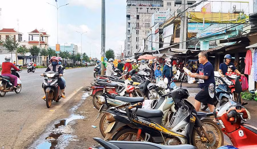 Tại chợ Chư Sê, khu vực mà người dân buôn bán sát lòng đường trước đây, giờ trở thành nơi để xe máy, xe đạp của người đi chợ. Ảnh: M.N