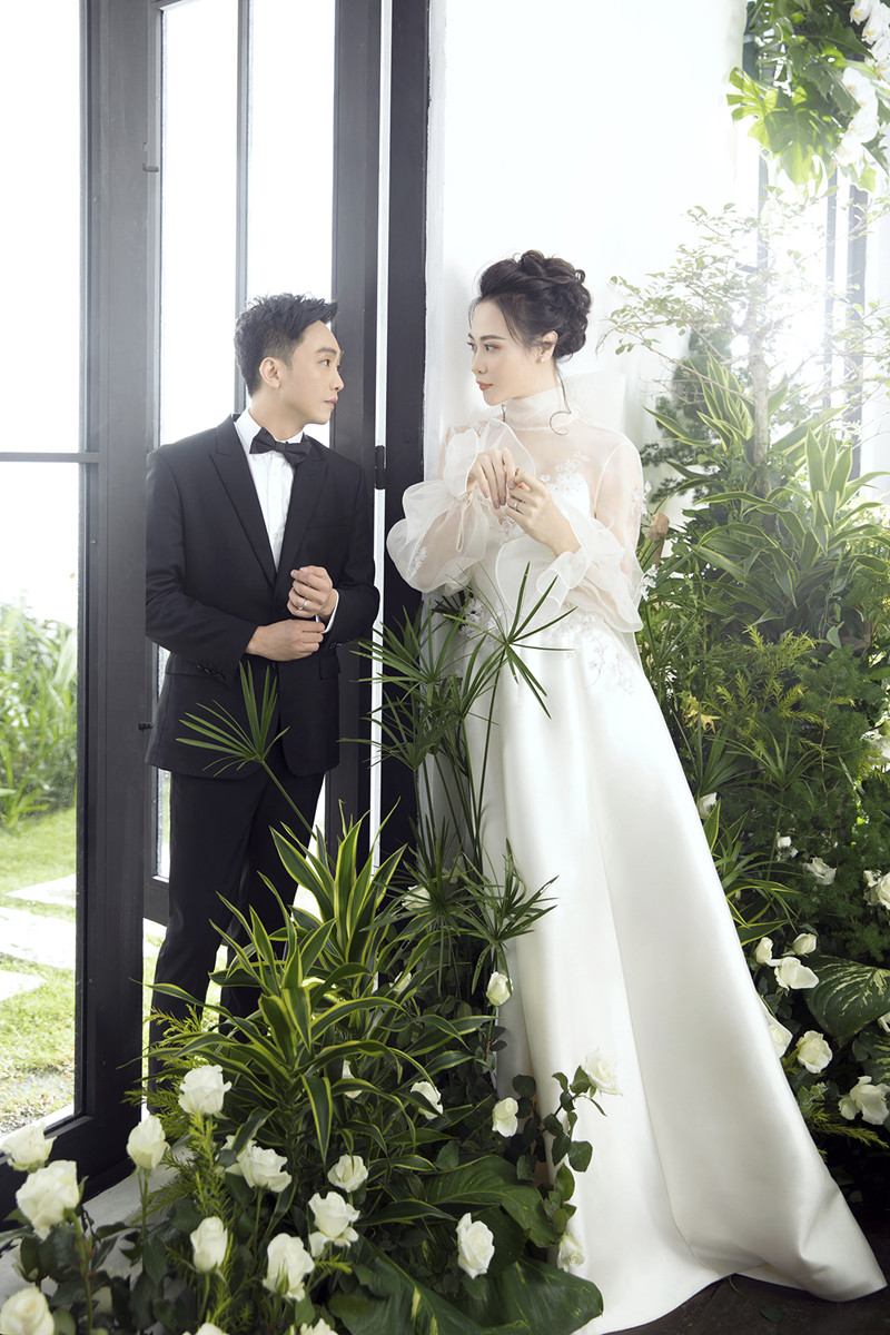 Đây cũng là bộ hình đầu tiên cô dâu và chú rể khoe khéo cặp nhẫn cưới của mình sau ngày trọng đại. Đây cũng là bộ hình đầu tiên cô dâu và chú rể khoe khéo cặp nhẫn cưới của mình sau ngày trọng đại.