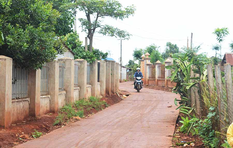  Đoạn đường bê tông dài 200 m ở làng Al Klah đã hoàn thành nhờ sự chung sức của người dân. Ảnh: A.H