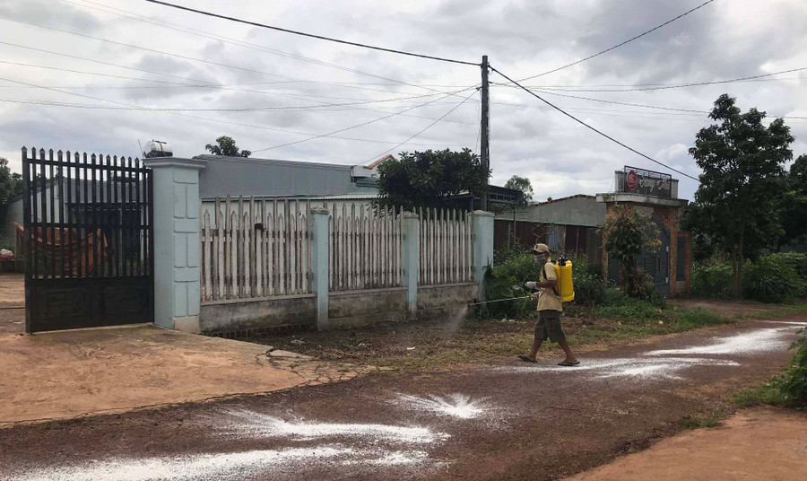 Tiêu độc khử trùng chuồng trại nhà bà Mến và khu vực xung quanh. Ảnh: Hà Phương Tiêu độc khử trùng chuồng trại nhà bà Mến và khu vực xung quanh. Ảnh: Hà Phương