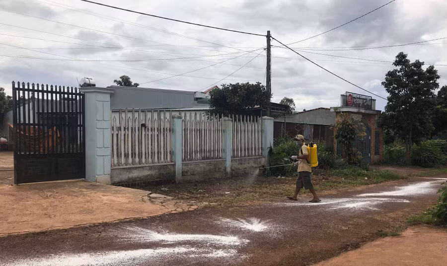 Tiêu độc khử trùng chuồng trại nhà bà Mến và khu vực xung quanh. Ảnh: Hà Phương