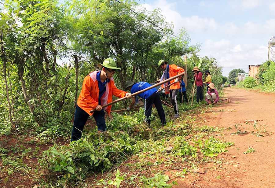 Sinh viên Trường Đại học Công nghệ Thông tin TPHồ Chí Minh ra quân dọn dẹp vệ sinh đường làng cho người dân xã Ia Rong (huyện Chư Pưh)