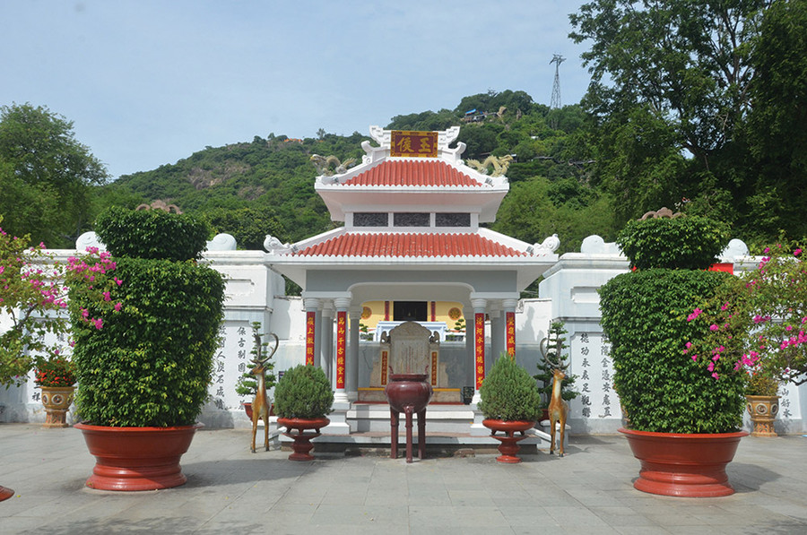 Khuôn viên lăng Thoại Ngọc Hầu