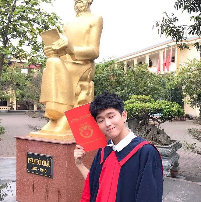 Từng đạt giải trong kỳ thi Học sinh giỏi Quốc gia môn Tiếng Anh, "hot boy IELTS" đã nộp hồ sơ xét tuyển thẳng vào Học viện Ngoại giao và ĐH Ngoại Thương TP.HCM. "Tuy nhiên, RMIT Vietnam mới là nơi mình mong muốn được theo học nhất nên cũng có chuẩn bị hồ sơ để xin học bổng của trường này", Thiện Khiêm nói với Zing.vn.  Từng đạt giải trong kỳ thi Học sinh giỏi Quốc gia môn Tiếng Anh,