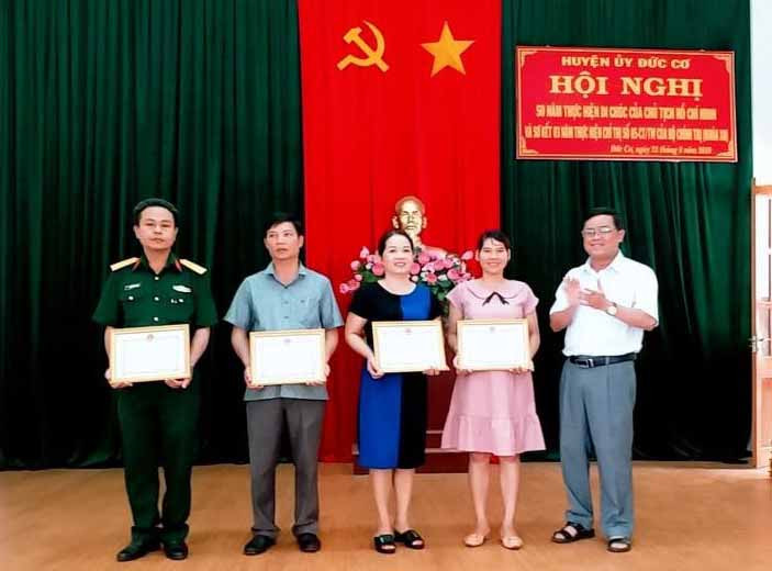  Đồng chí Phan Quang Thái-Tỉnh ủy viên, Bí thư Huyện ủy Đức Cơ trao giấy khen cho các tập thể. Ảnh: Lê Văn Châu