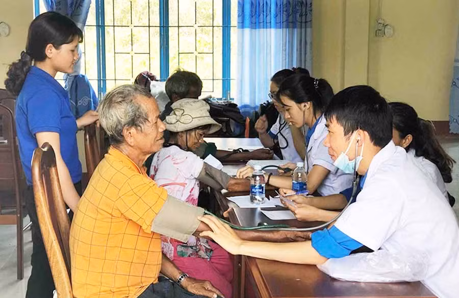 Các y-bác sĩ Câu lạc bộ Thầy thuốc trẻ tỉnh khám bệnh cho người dân huyện Kông Chro. Ảnh: Phan Lài