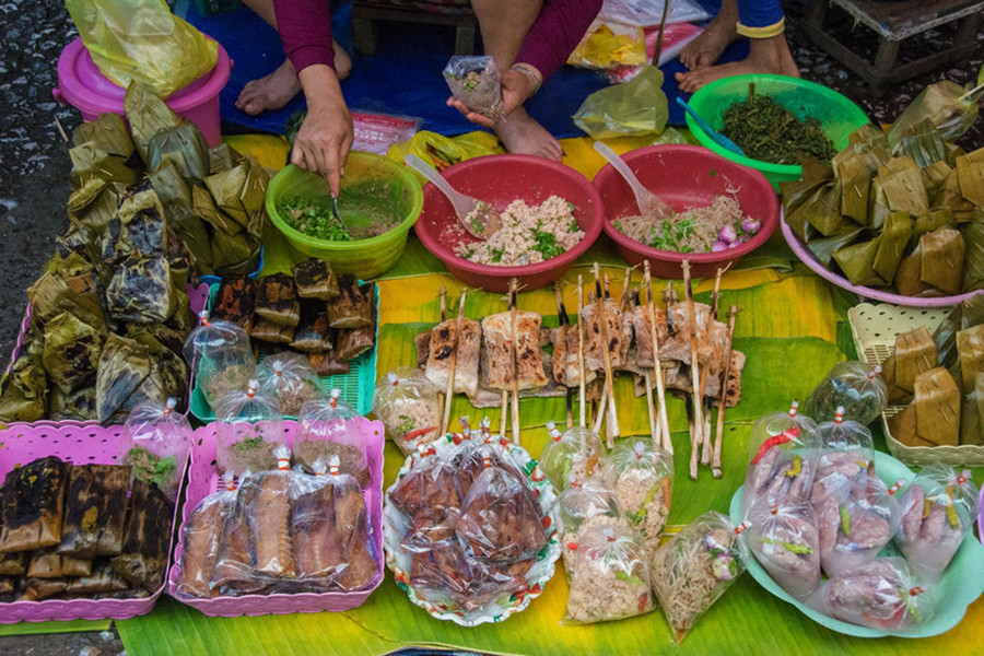  Trải nghiệm thú vị về ẩm thực Lào với tôi không phải những những giỏ xôi béo ngậy, món Lạp cay nhức lưỡi hay súp cá thơm nức mũi, mà chính là những món ăn bán ở chợ, hương vị lạ lùng và rất Lào