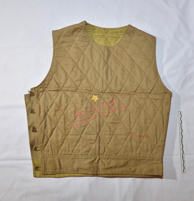  Chiếc áo trấn thủ Bác Hồ gửi tặng Vua Mèo năm 1950