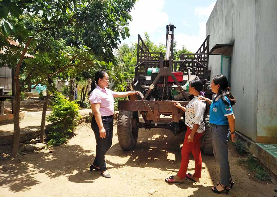  Nhờ mạnh dạn học hỏi làm ăn, tiết kiệm trong chi tiêu, gia đình chị Đinh Thị Vốp đã sắm được xe máy kéo để chuyên chở nông sản cho bà con trong vùng. Ảnh: S.C