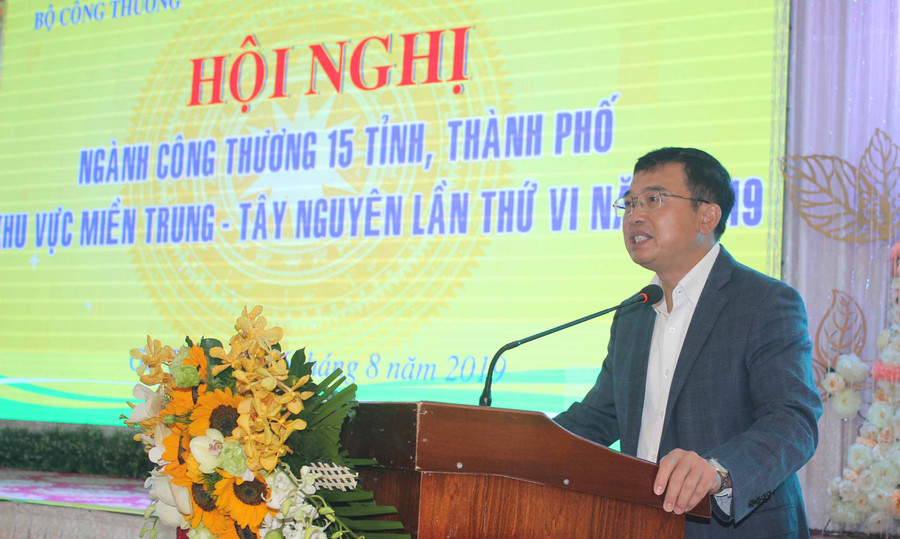 Thứ trưởng Bộ Công thương Hoàng Quốc Vượng phát biểu khai mạc hội nghị. Ảnh: Vũ Thảo