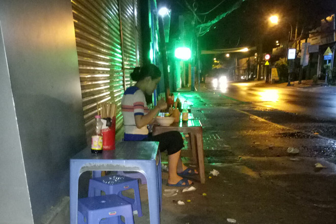 Phố phường thưa vắng, đìu hiu khi màn đêm xuống nhưng những người bán hủ tiếu vẫn mong bám trụ bán được tô nào hay tô ấy, để kiếm ít đồng gửi về quê cho con