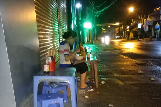 Phố phường thưa vắng, đìu hiu khi màn đêm xuống nhưng những người bán hủ tiếu vẫn mong bám trụ bán được tô nào hay tô ấy, để kiếm ít đồng gửi về quê cho con