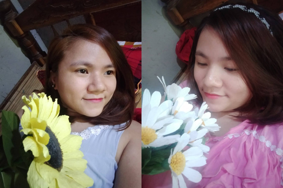 Lê Thị Linh tự tin chụp với những bông hoa giấy mình tự làm.