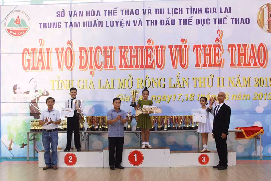 Ban tổ chức trao huy chương cho các vận động viên. Ảnh: Thủy Bình